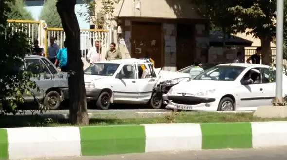 فیلم عجیب ترین چپ کردن بنز در خیابان باریک تهران / 6 خودرو پارک شده اوراق شدند
