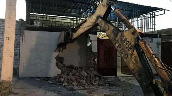 تصاویر تخریب ۲۴ پاتوق توزیع و فروش مواد مخدر در اندیمشک با بیل مکانیکی 