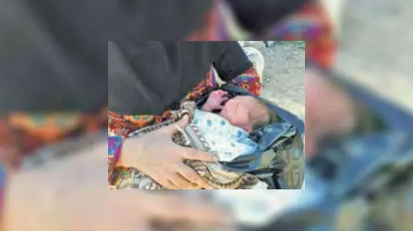 تصویری تلخ از نوزاد کرمانشاهی رها شده در کیسه زباله !