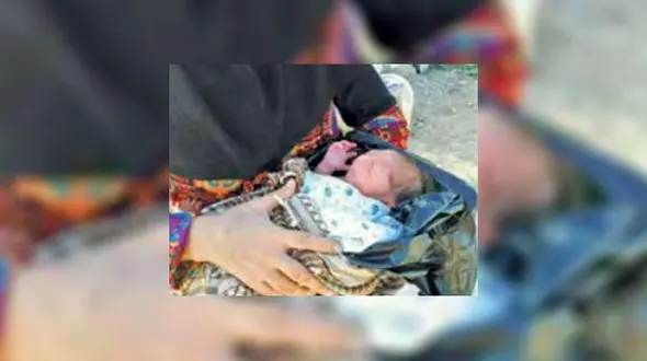 تصویری تلخ از نوزاد کرمانشاهی رها شده در کیسه زباله !