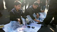 دستان پر مهر کودکان تهرانی در خدمت به جاماندگان اربعین حسینی + عکس