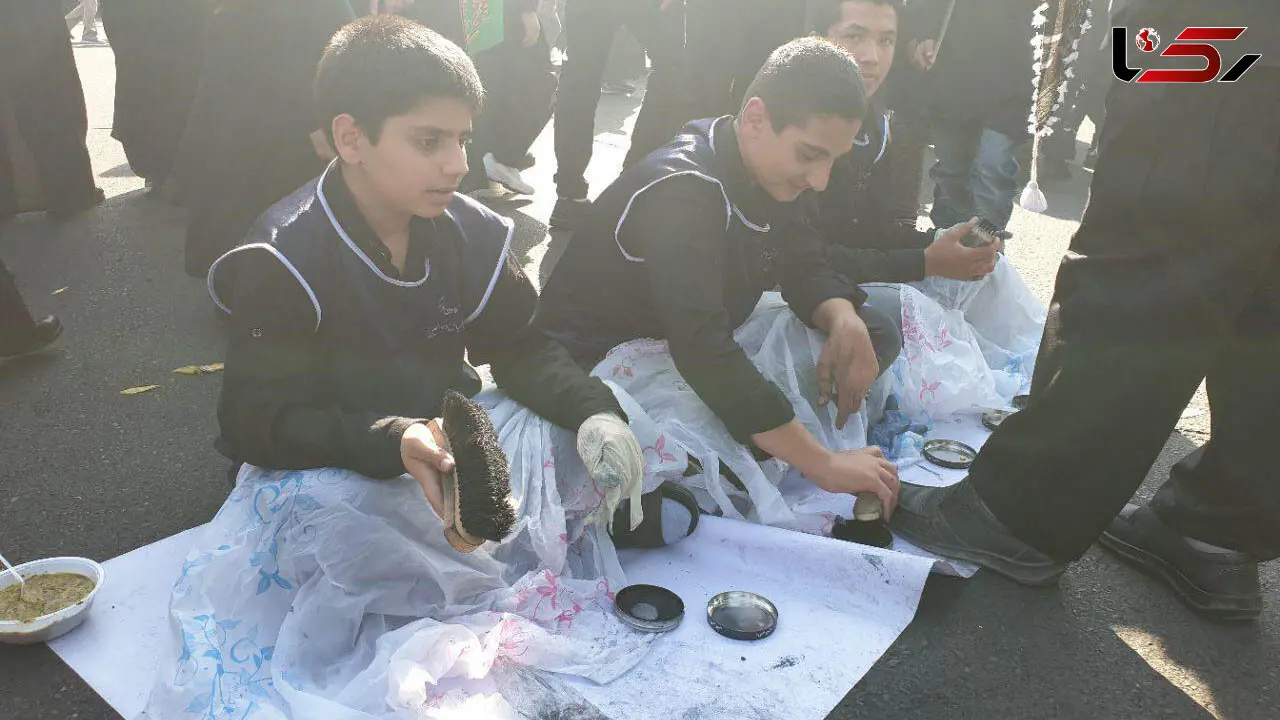 دستان پر مهر کودکان تهرانی در خدمت به جاماندگان اربعین حسینی + عکس