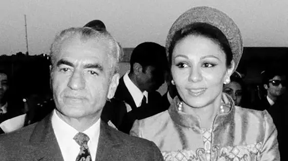 عکس سفر به ایام قدیم  / محمدرضا پهلوی و فرح دیبا  بین زنان رنگی پوش شیرازی