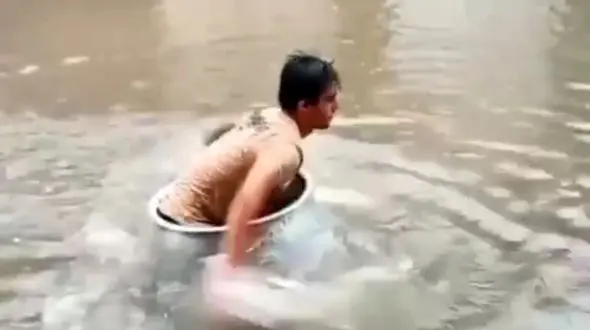 دیگ سواری در خوزستان + فیلم این حرکت خطرناک