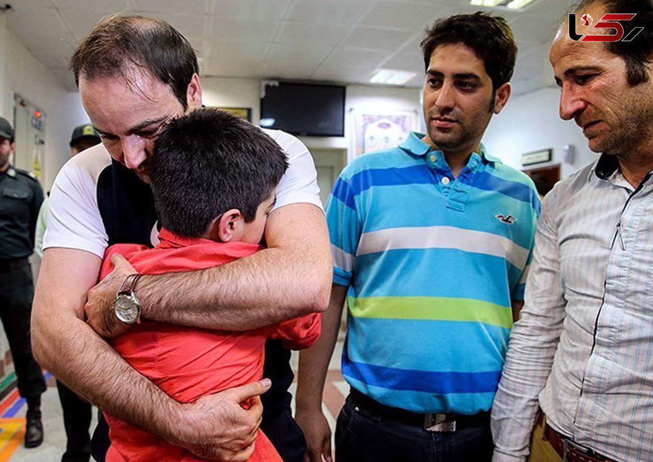 من 4 روز اسیر گروگانگیران بودم / عکس پسر 10 ساله در آغوش پدر