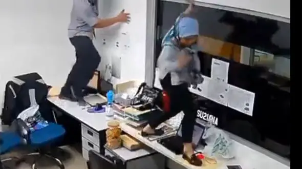 ببینید / جیغ‌های یک زن به دلیل یورش حیوان ترسناک به داخل شرکت! + فیلم