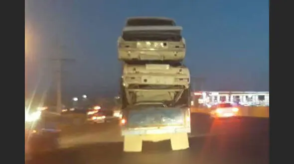 حمل بسیار خطرناک 2 خودرو با نیسان + فیلم