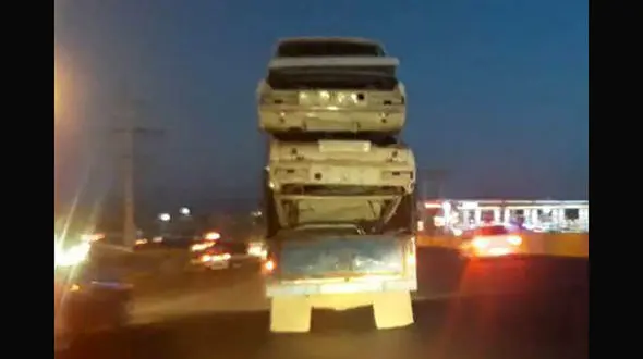 حمل بسیار خطرناک 2 خودرو با نیسان + فیلم