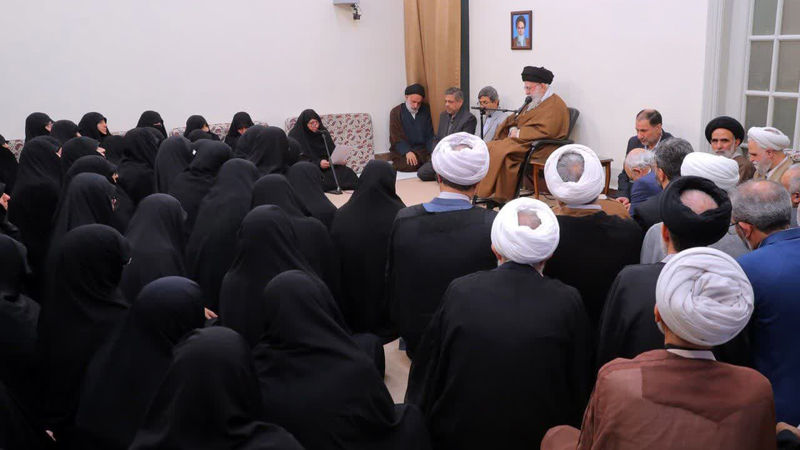 جمعی از مدیران، اساتید و طلاب جامعه‌الزهرا ظهر امروز چهارشنبه 30 آبان 1403 با حضرت آیت‌الله خامنه‌ای رهبر انقلاب اسلامی دیدار کردند.