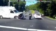 فیلم لحظه نجات معجزه آسای موتورسوار از مرگ حتمی 
