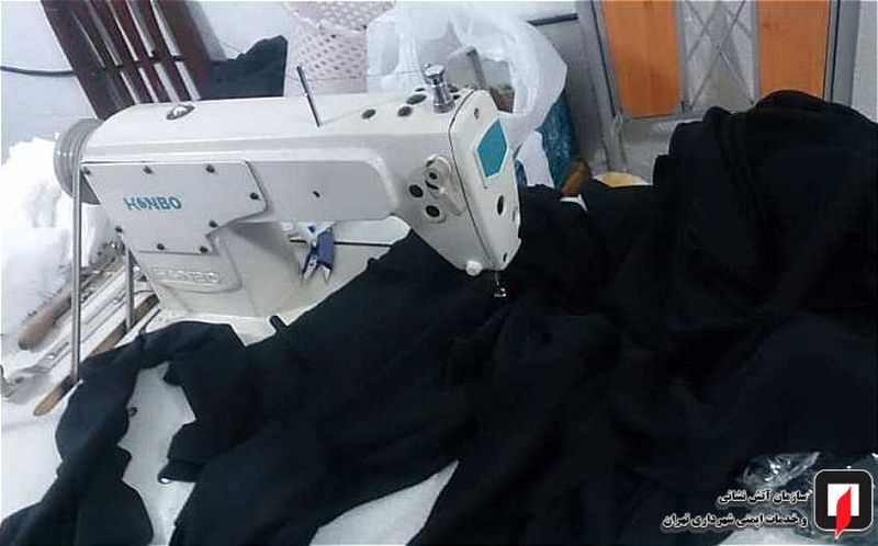 فرو رفتن سوزن چرخ خیاطی در دست زن میانسال 