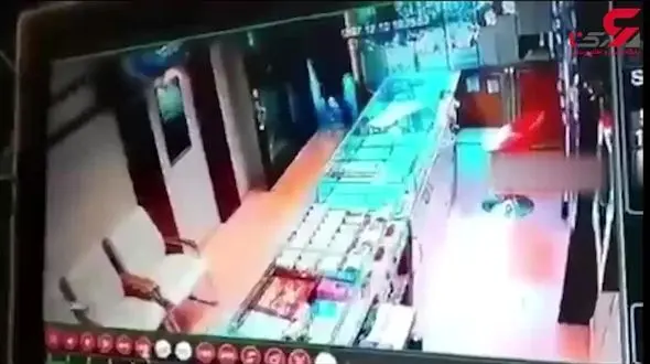 فیلم لحظه سرقت مسلحانه با پوشش زنانه از طلافروشی کرمانشاه 