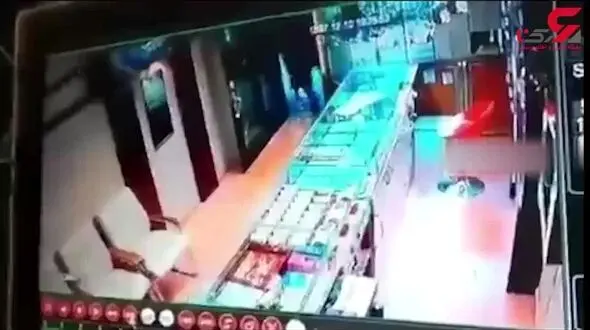 فیلم لحظه سرقت مسلحانه با پوشش زنانه از طلافروشی کرمانشاه 