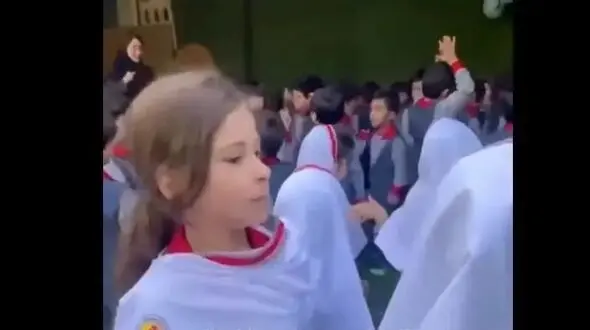 فیلم آواز شاد/ آهنگ کردی کاری با بچه ها کرد که کسی نتونست تو صف وایسه دوستش که دیگه ترکونده 