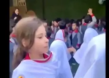 فیلم آواز شاد/ آهنگ کردی کاری با بچه ها کرد که کسی نتونست تو صف وایسه دوستش که دیگه ترکونده 