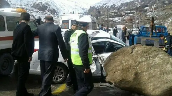 ریزش سنگ در جاده هراز خودروی دنا را له کرد +عکس 