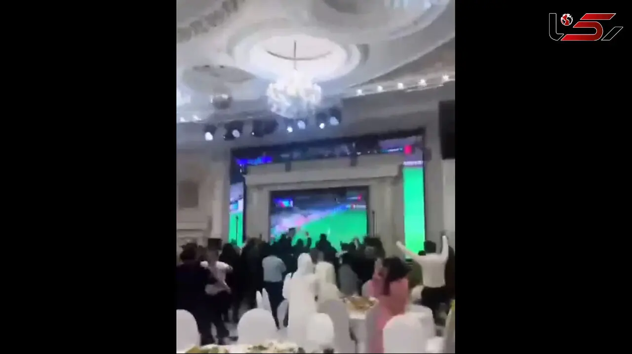 فیلم جالب از شب عروسی یک زوج قزاقستانی / در سالن عروسی فوتبال میدیدند!
