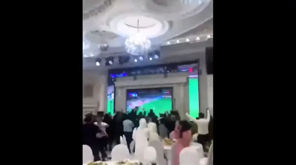 فیلم جالب از شب عروسی یک زوج قزاقستانی / در سالن عروسی فوتبال میدیدند!