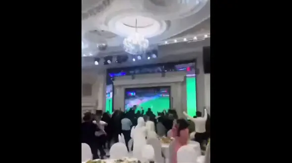 فیلم جالب از شب عروسی یک زوج قزاقستانی / در سالن عروسی فوتبال میدیدند!