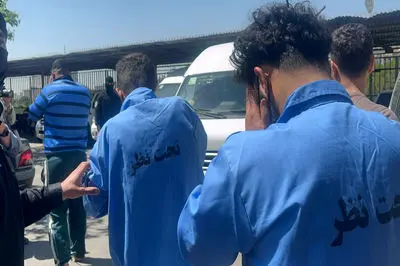 فیلم دستور عجیب فرمانده پلیس در لحظه دستگیری اراذل مسلح / باهاش کاری ندارم ...