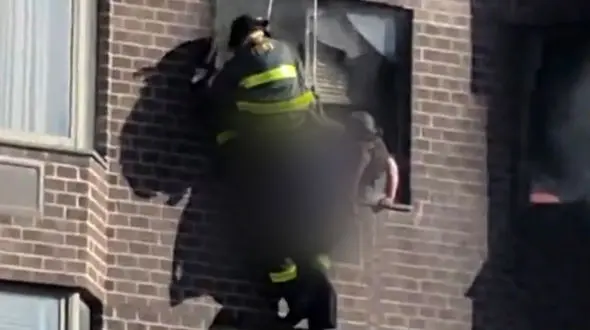 فیلم عملیات ویژه نجات زن جوان از شعله های آتش / روز سخت آتش نشانان بین زمین و هوا