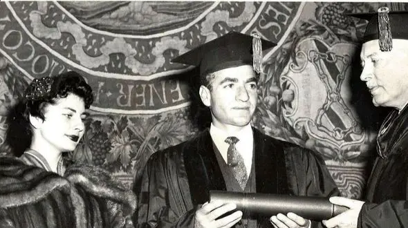 سفر به ایام قدیم  / «محمدرضا پهلوی و زن دومش ثریا در کربلا / فقط چادر سیاه خانم ملکه را ببینید! / دهه 30  !