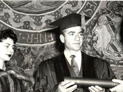 سفر به ایام قدیم  / «محمدرضا پهلوی و زن دومش ثریا در کربلا / فقط چادر سیاه خانم ملکه را ببینید! / دهه 30  !