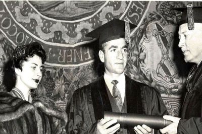 سفر به ایام قدیم  / «محمدرضا پهلوی و زن دومش ثریا در کربلا / فقط چادر سیاه خانم ملکه را ببینید! / دهه 30  !