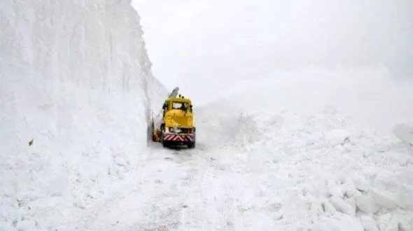 ارتفاع برف در گردنه ژالانه هورامان به ۱۰ متر رسید + عکس