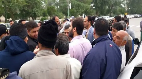 کارگر معترض شهردار آبادان را با بنزین تهدید کرد