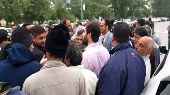 کارگر معترض شهردار آبادان را با بنزین تهدید کرد