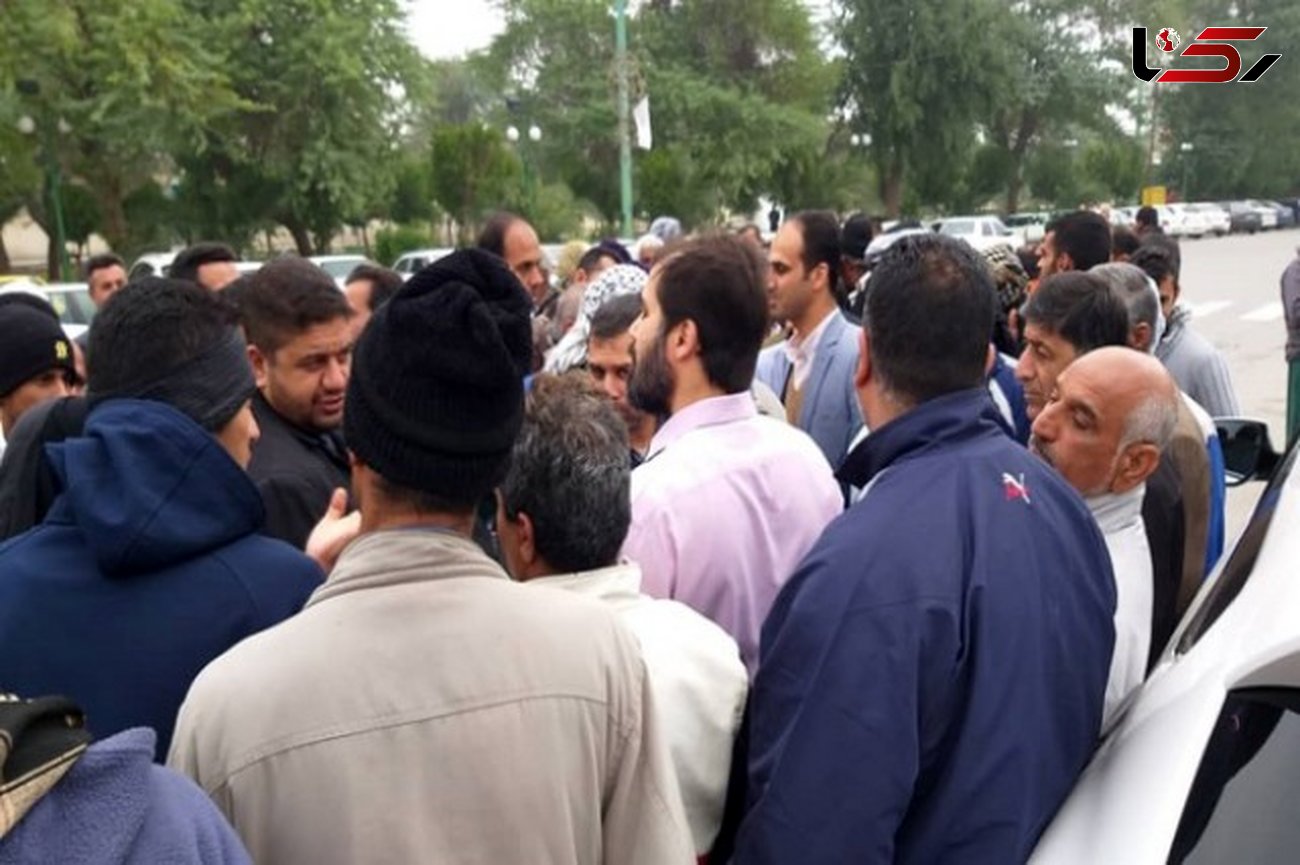 کارگر معترض شهردار آبادان را با بنزین تهدید کرد