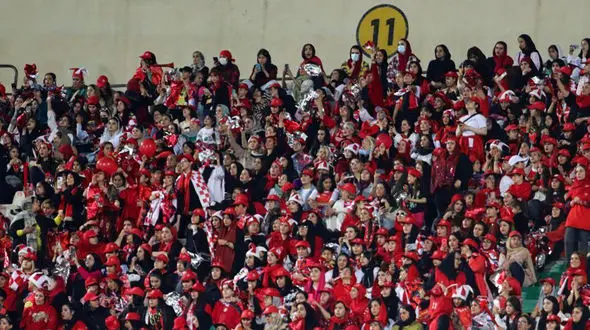 زیباترین دختر ایران در استادیوم آزادی بازی پرسپولیس با سپاهان ! / غوغای مادر و دختر در دل ایرانی ها !