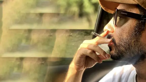 عکس نوید محمدزاده از اعتیاد واقعی اش 