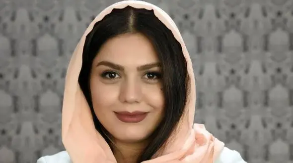 عکس / جشن تولد فوق لوکس آزاده زارعی، بازیگر سریال آوای باران با تم سبزرنگ  / کیک تولد سه بعدی سبز و طلایی و لباس خوش رنگ و استایل خانم بازیگر