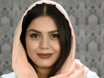 عکس / جشن تولد فوق لوکس آزاده زارعی، بازیگر سریال آوای باران با تم سبزرنگ  / کیک تولد سه بعدی سبز و طلایی و لباس خوش رنگ و استایل خانم بازیگر