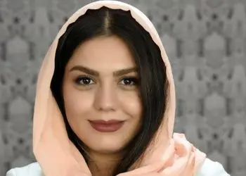 عکس / جشن تولد فوق لوکس آزاده زارعی، بازیگر سریال آوای باران با تم سبزرنگ  / کیک تولد سه بعدی سبز و طلایی و لباس خوش رنگ و استایل خانم بازیگر