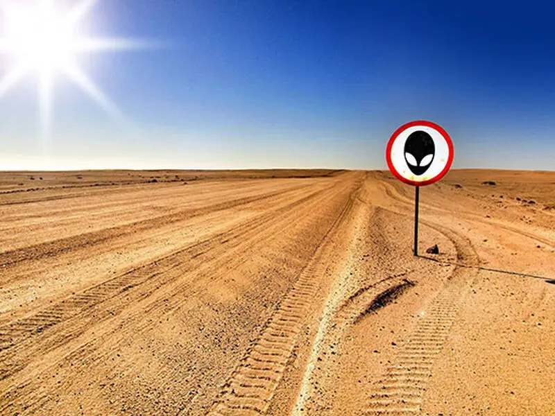 مکان‌های مرموز کشف شده در گوگل‌ارث / از فرودگاه فرازمینی‌ها تا مرد هدفون به گوش در بیابان