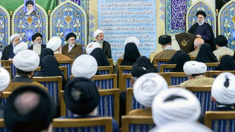  آیت‌الله سید ابراهیم رئیسی در پنجمین نشست رمضانی خود بعد از ظهر یکشنبه با جمعی از «علما و روحانیون حوزه‌های علمیه ، ائمه جماعات و نخبگان جامعه روحانیت» به گفتگو نشست.