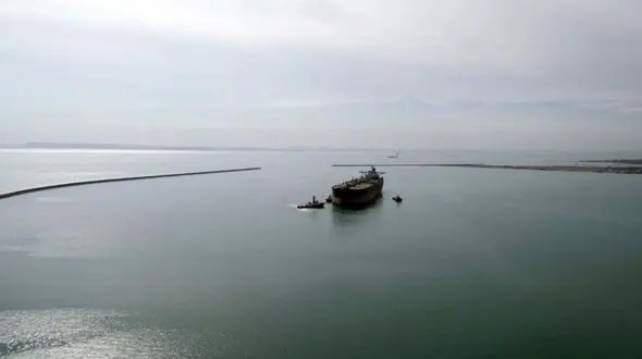 عکس های باورنکردنی از تعمیر نفتکش غول‌پیکر در هرمزگان