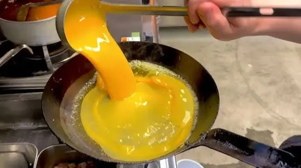 تجربه غذاهای خیابانی ژاپنی: دستور پخت فوق‌العاده با تخم مرغ و برنج + فیلم