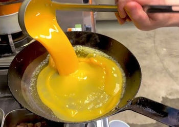تجربه غذاهای خیابانی ژاپنی: دستور پخت فوق‌العاده با تخم مرغ و برنج + فیلم