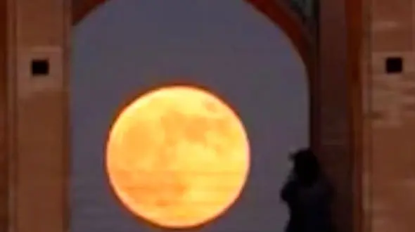 از دار الصفای ایران تا شب‌های اصفهان