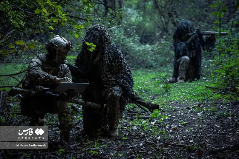 تمرین و آموزش های تخصصی رزم در جنگل توسط بسیجیان یگان ویژه فاتحین تهران بزرگ در جنگل‌های شمال کشور