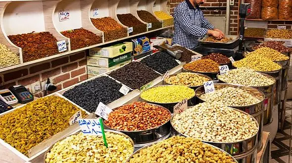 سرقت پسته و بادام هندی مقابل چشمان فروشنده / دوربین مداربسته لحظه به لحظه را ضبط کرد