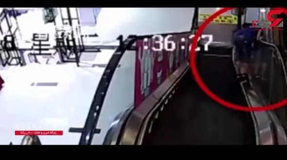 اقدام خطرناک پسربچه هنگام سوار شدن پله برقی! +تصویر