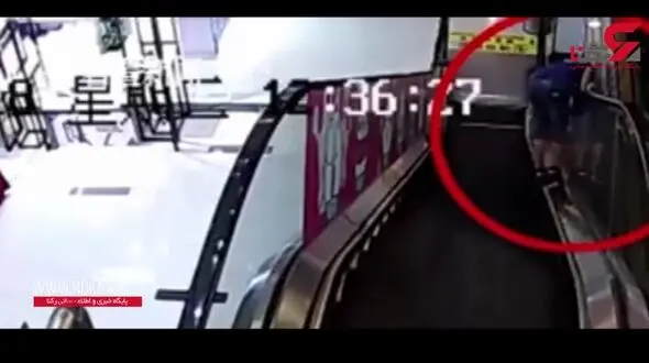 اقدام خطرناک پسربچه هنگام سوار شدن پله برقی! +تصویر