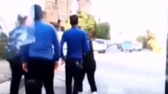 درگیری ماموران سد معبر شهرداری قم با 2 جوان دست فروش + فیلم کتک کاری