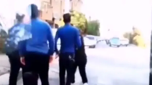 درگیری ماموران سد معبر شهرداری قم با 2 جوان دست فروش + فیلم کتک کاری