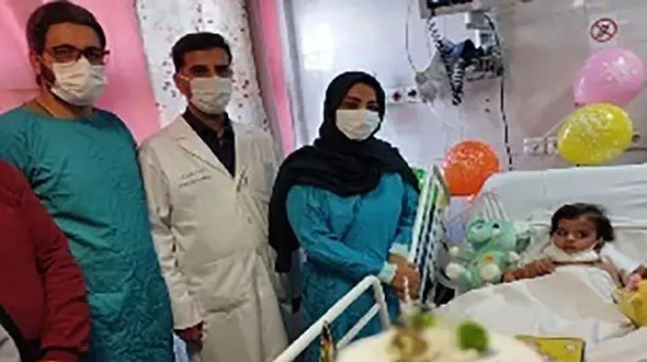 عکس / جشن تولد کودک مجروح حادثه تروریستی در حرم شاهچراغ (ع) 